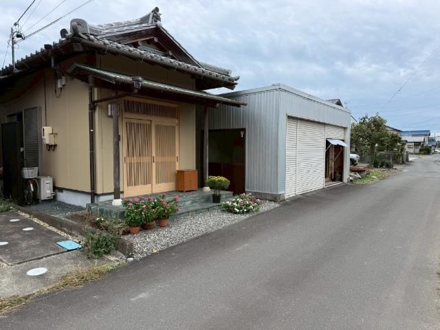 Used Home with Garage in Tanaka 3 - Photo 1