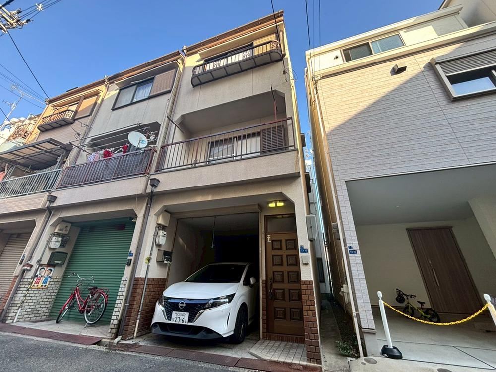 Renovated 4DK House with Garage in Osaka - Photo 1