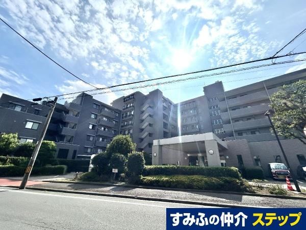 Corner 3LDK Apartment in Higashi-Oizumi - Photo 1