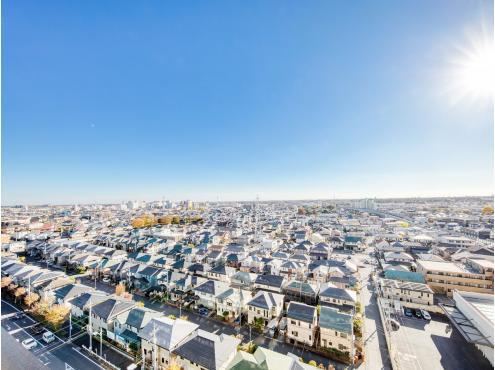 Bright South-Facing 3LDK Apartment on the 14th Floor - Photo 1