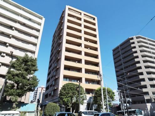Corner 2LDK Apartment with Great Views in Edogawa - Photo 1