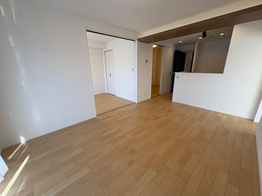 Renovated 4LDK Apartment with Rooftop Terrace - Photo 1