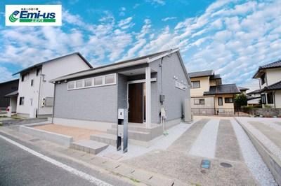 Charming 3LDK Bungalow with Loft Storage in Hofu - Photo 1