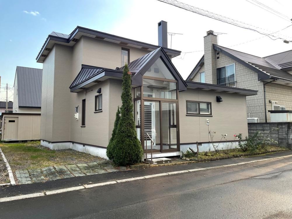 Well-Lit 4LDK Home with Garden in Tomakomai - Photo 1