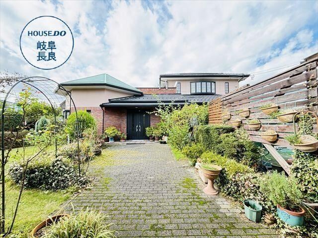 Spacious 7LDK Home with Guest Room - Photo 1