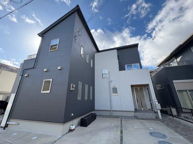 Recently Renovated 3LDK+S House Ready for Immediate Move-in - Photo 1