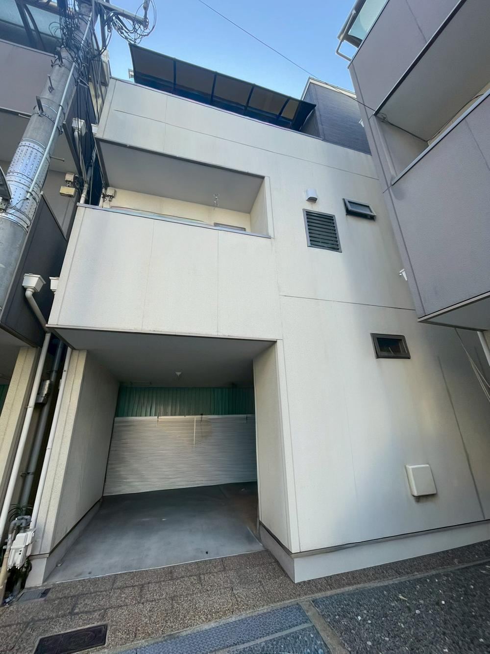 Bright 4LDK House with Two Balconies in Nishinari - Photo 1