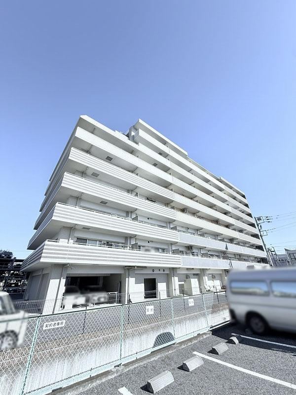 Spacious 3LDK Apartment Near Takesato Station - Photo 1