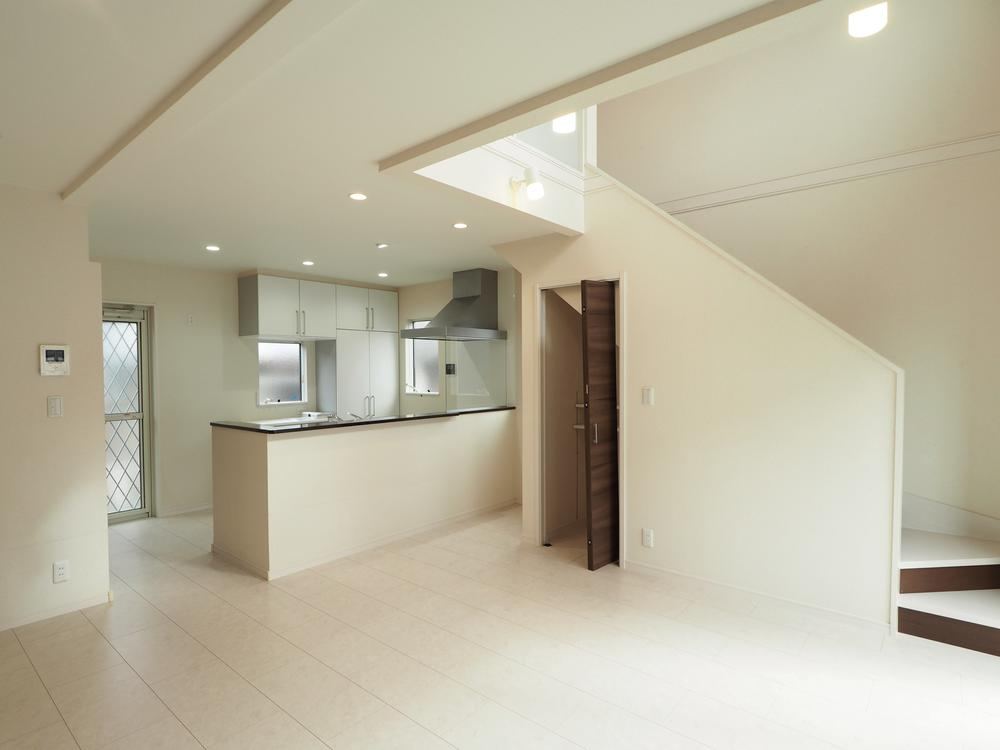 Bright 3LDK Home with Open Living Space in Fukuoka - Photo 1