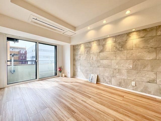 Bright 2LDK Apartment with Multi-Access - Photo 1