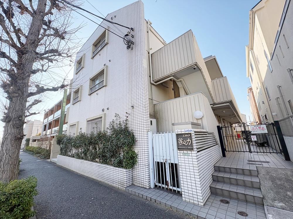 Top Floor 1LDK Apartment with Southern Exposure in Todoroki - Photo 1