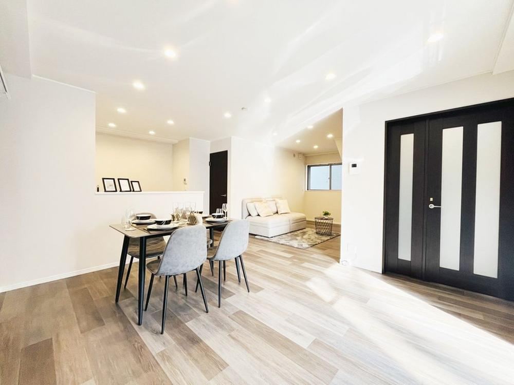 Renovated 3LDK House with Spacious Walk-in Closet in Takarazuka - Photo 1