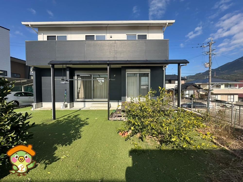 Elegant 4LDK Home with Sunny Garden - Photo 1
