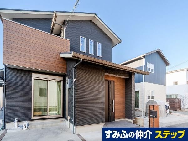 Stylish 4LDK Home with Natural Materials - Photo 1