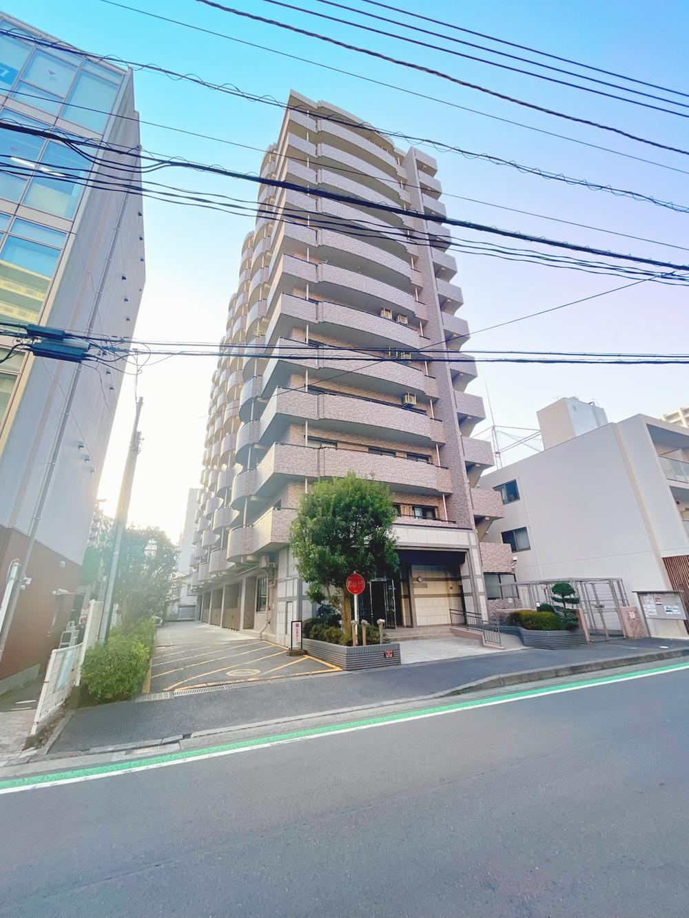 Spacious 3LDK Apartment with Wide Balcony - Photo 1