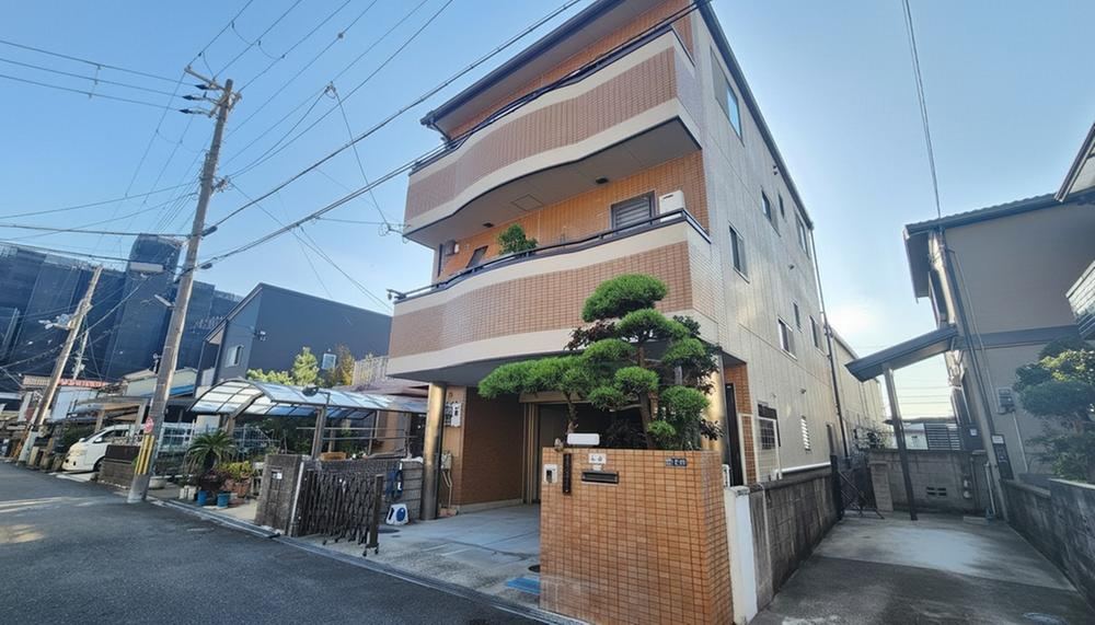 Spacious 6LDK Home with Parking for 4 Cars in Daito - Photo 1