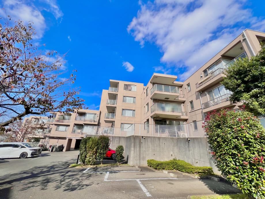 Spacious 4LDK Corner Unit in Mihocho - Photo 1