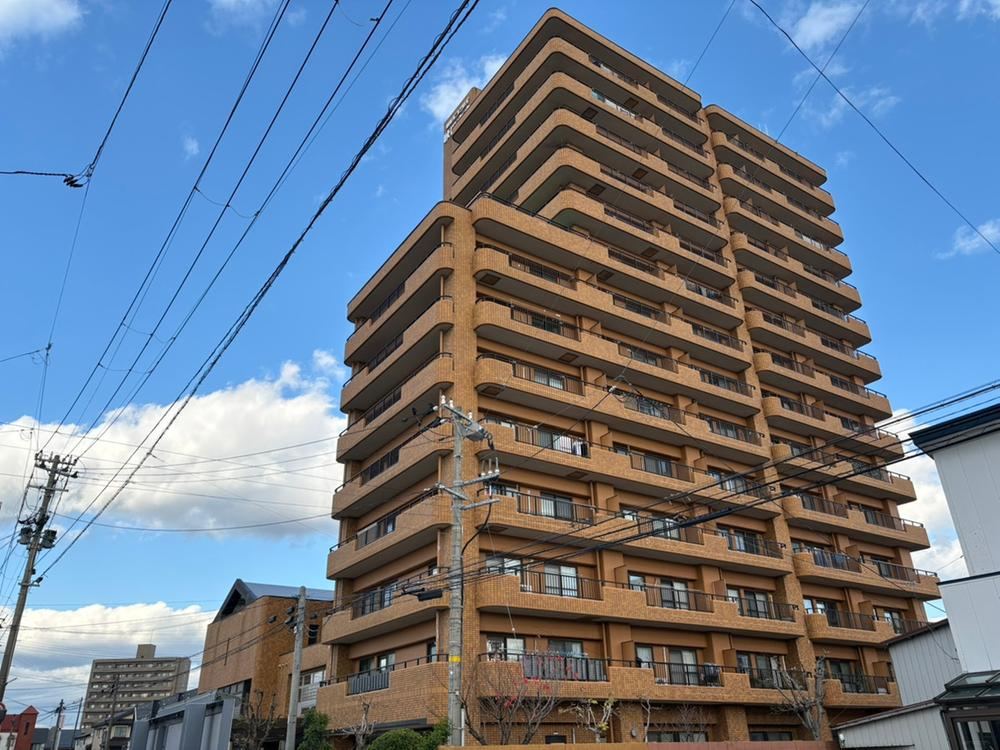Conveniently Located 2LDK Apartment in Akita - Photo 1
