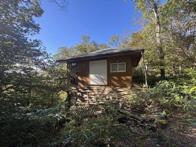 Tranquil 1LDK Retreat Surrounded by Forest - Photo 1