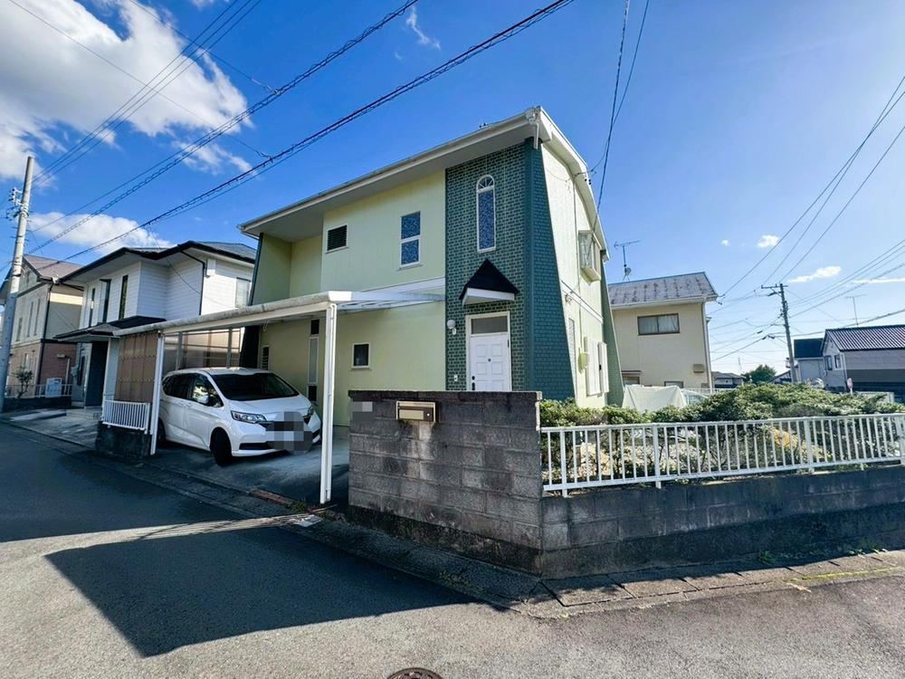 Modern 4LDK House with Ample Parking and Storage - Photo 1