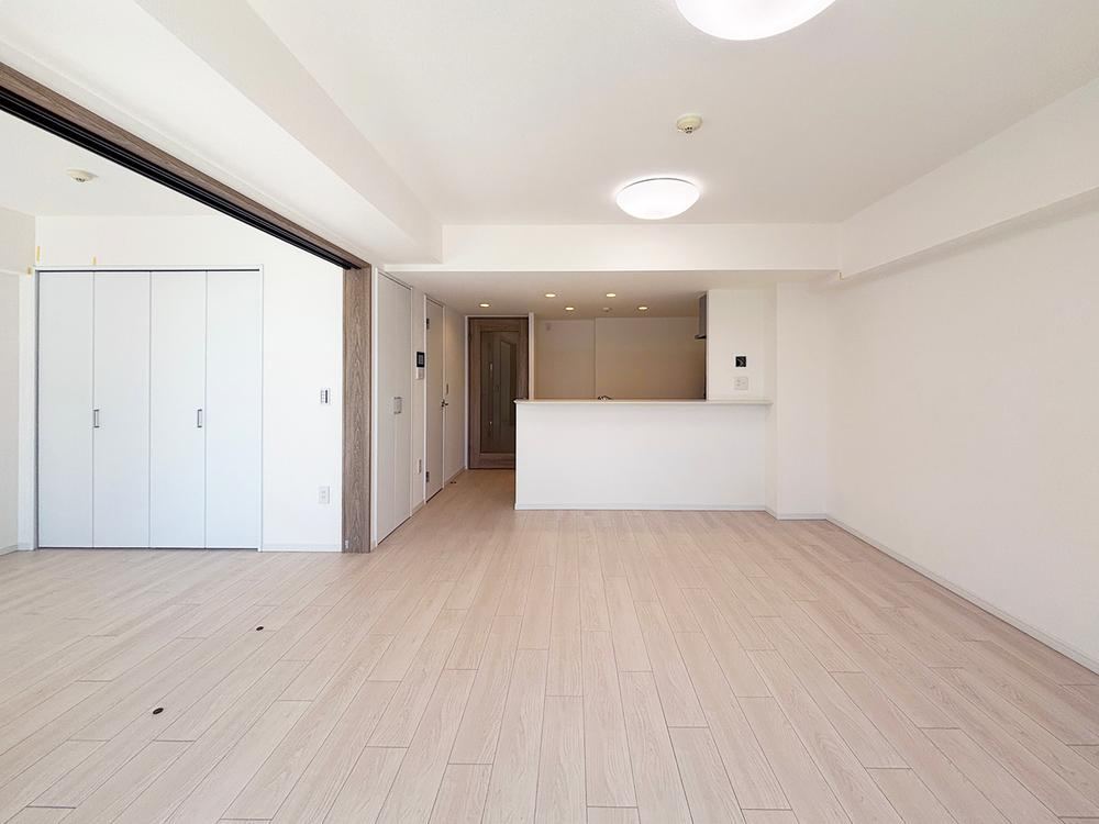 Renovated 3LDK Apartment in Suehiro - Photo 1