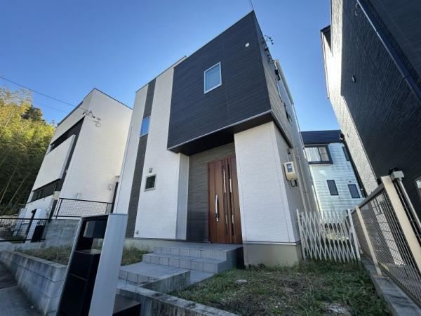 Stylish 4LDK Home with Rooftop Terrace - Photo 1