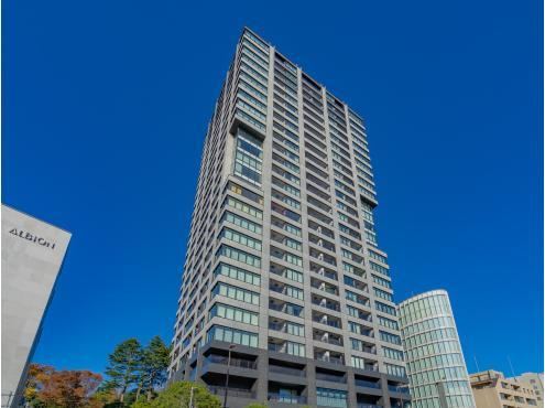 3LDK apartment in Minato Ward, Tokyo - Photo 1
