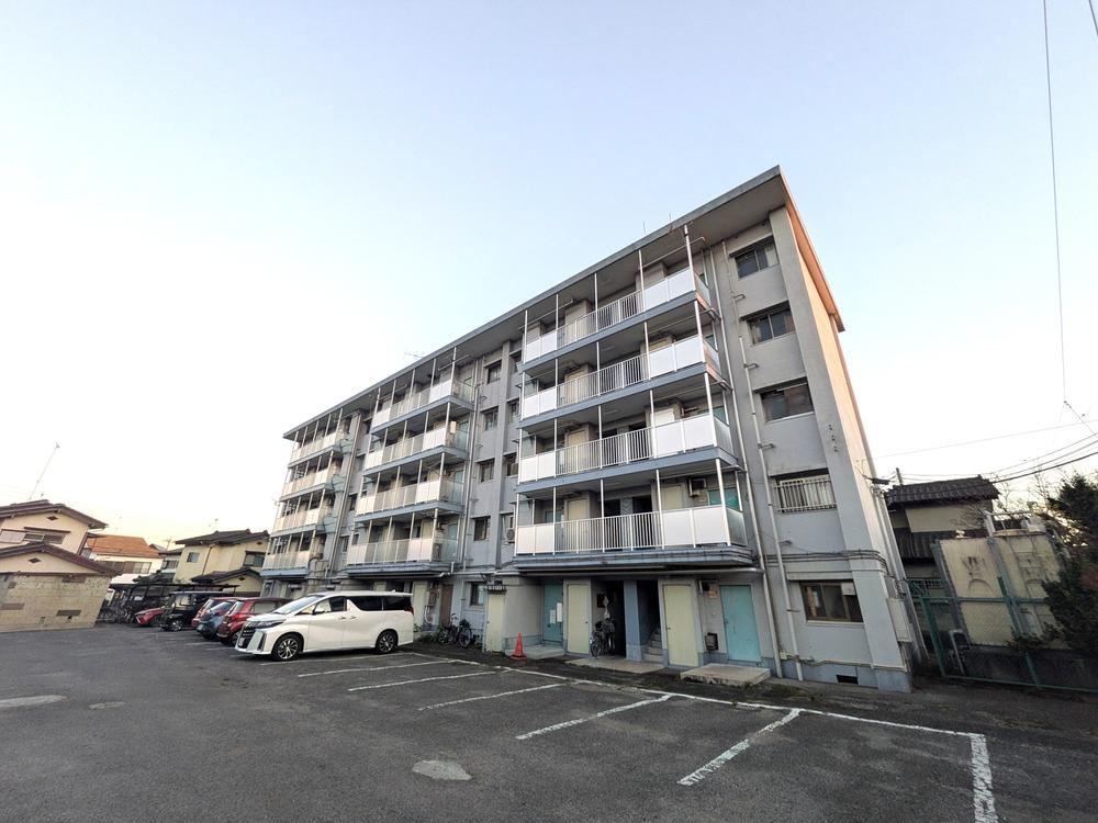 Bright 2DK Apartment in Imaizumi-cho - Photo 1