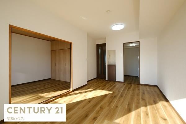 3LDK Apartment Just 9 Minutes from Sakado Station - Photo 1