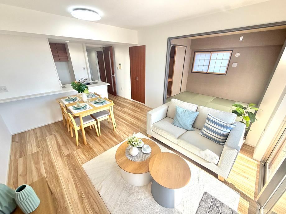 Top Floor Corner Apartment with Three Directions - Photo 1