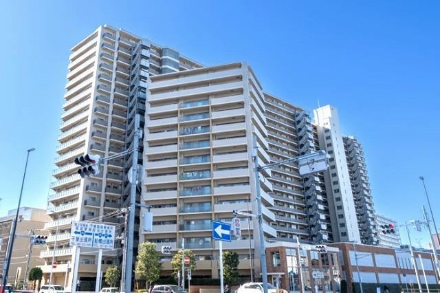 Top Floor 4LDK Apartment with Great Views in Chiba - Photo 1
