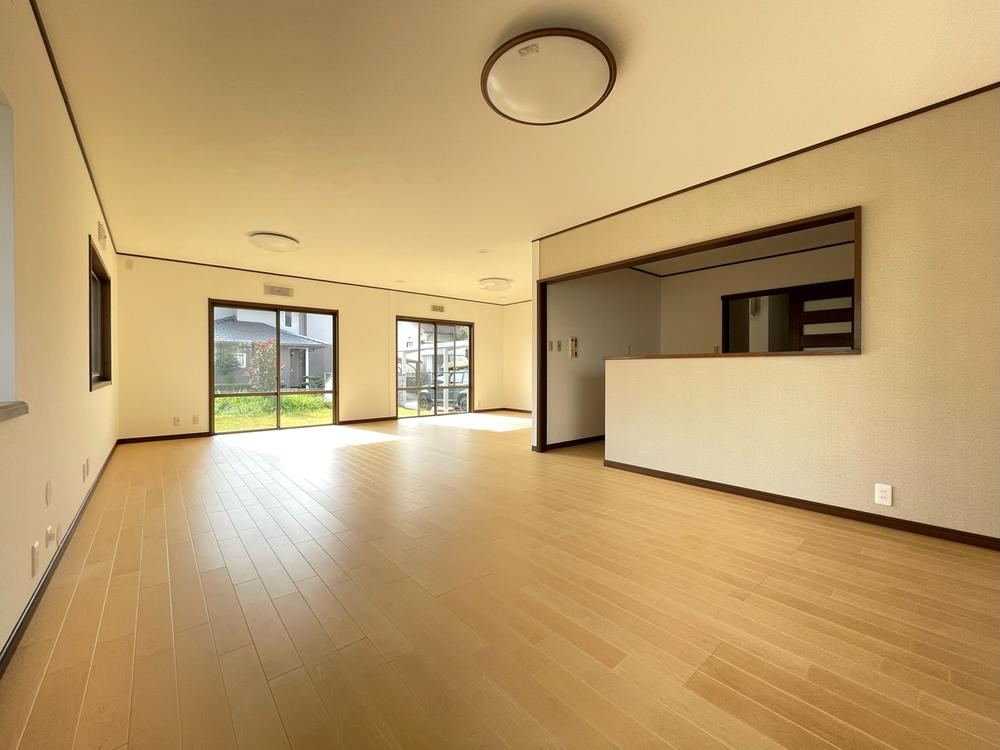 Bright 4LDK Home with Spacious Living Room in Soja City - Photo 1