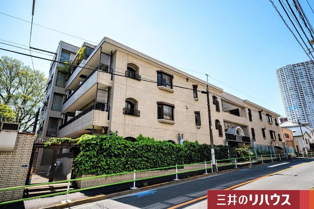 2LDK apartment in Minato Ward, Tokyo - Photo 1