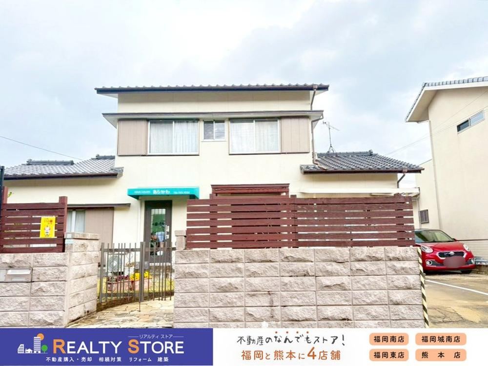 5LDK Corner Lot Home with Ample Parking - Photo 1