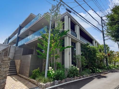 Elegant 2LDK Low-Rise Residence in Chigasaki - Photo 1