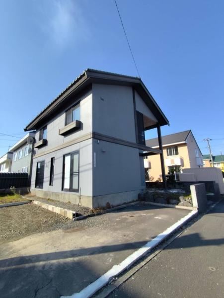 Spacious 4LDK House on Corner Lot in Atsubetsu - Photo 1