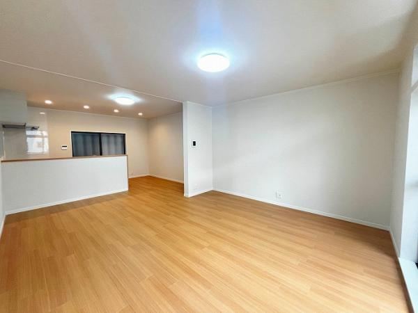 Light and Spacious 3LDK Home in Ogino, Itami - Photo 1