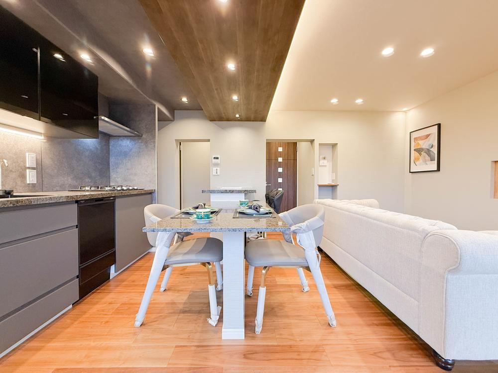 Stylish 2LDK Apartment with Modern Renovation - Photo 1