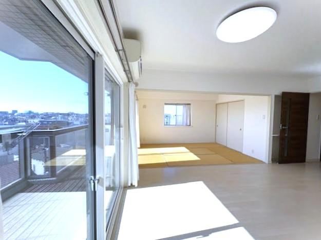 Spacious 3LDK Apartment with Renovation - Photo 1