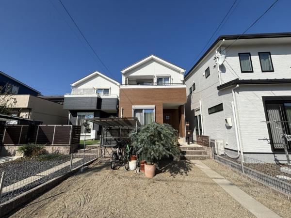 Stylish 4LDK Home with Garden and Parking for 4 Cars - Photo 1