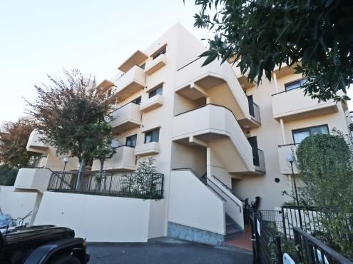 Charming 3LDK Apartment with Private Garden in Yokohama - Photo 1