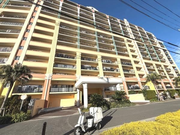 Renovated 4LDK Apartment with Southern Exposure in Fujisawa - Photo 1