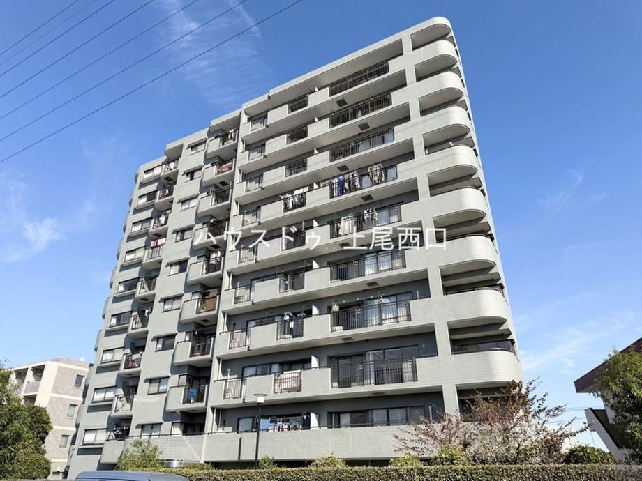 Stunning 4LDK Corner Apartment with Scenic Views - Photo 1