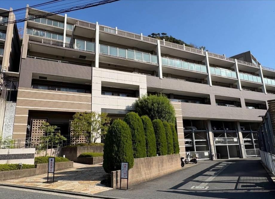 Spacious 3LDK Apartment with Bright Living Area in Yokohama - Photo 1