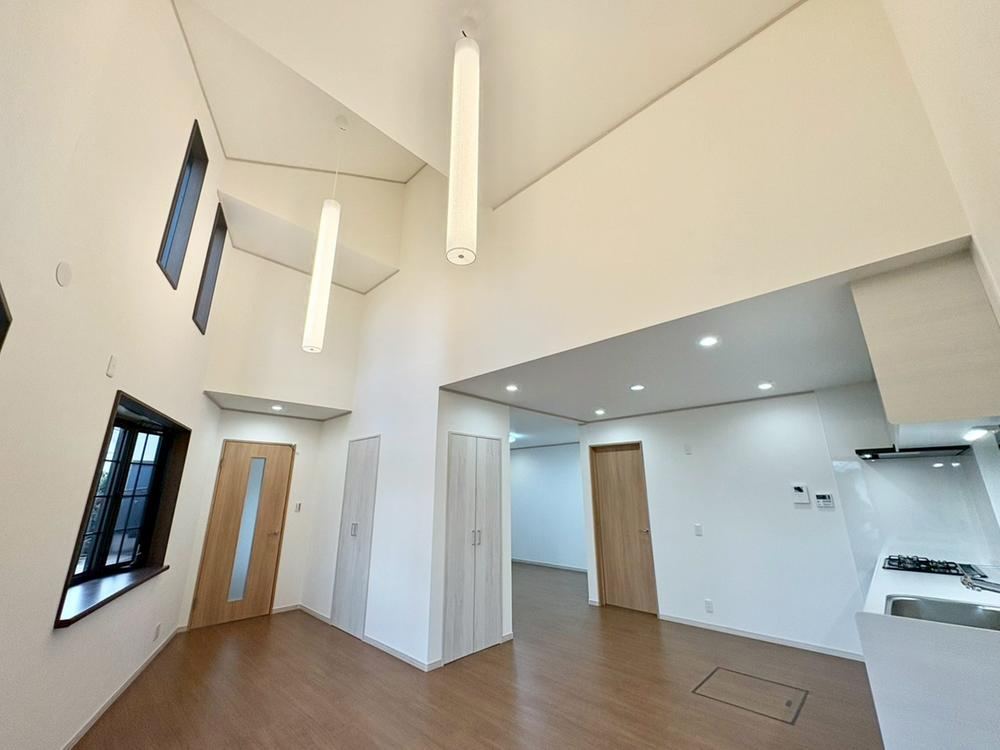 Fully Renovated 3LDK Home in Hirakata - Photo 1