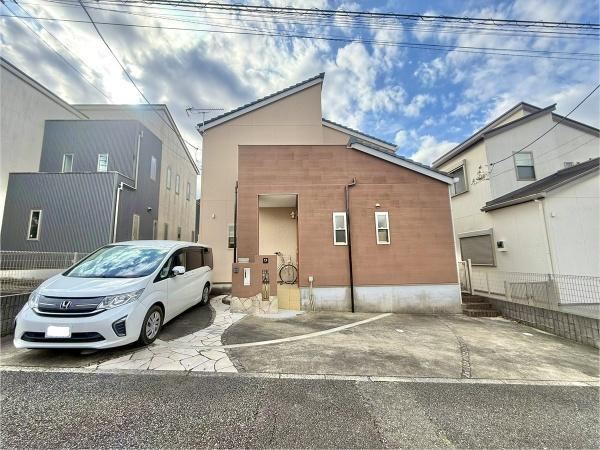 Custom-Built 4LDK House with South Garden - Photo 1