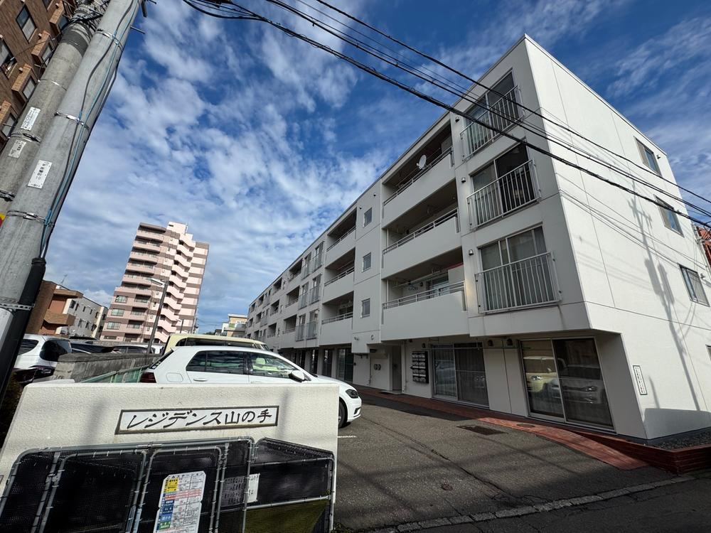 Recently Renovated 3LDK Apartment Near Koni Station - Photo 1