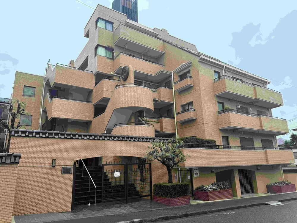 2DK Top Floor Apartment with Scenic Views - Photo 1