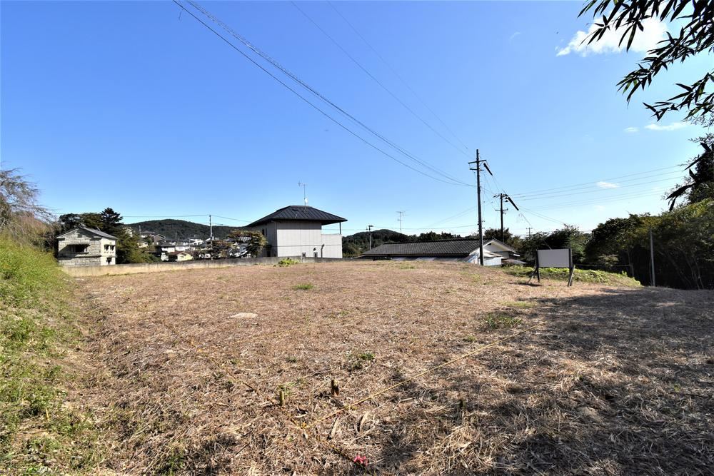 Spacious 281.93 Tsubo Land with No Building Conditions - Photo 1