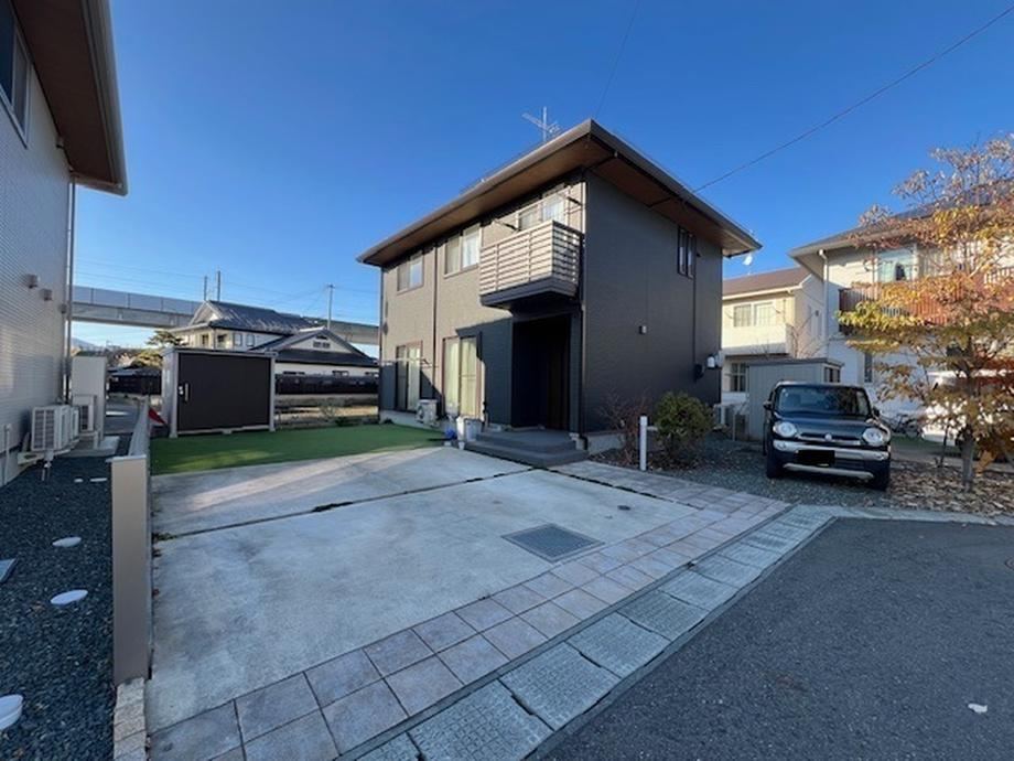 Stylish 3LDK House with Spacious Parking - Photo 1